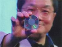 Ken Kutaragi muestra un disco UMD